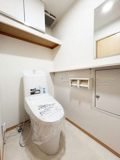 【トイレ】 | 三鷹紅林マンション | 上部に収納を備えたトイレです。自宅の中でも最もプライベートな空間だからこそ、ほしい「落ち着き」がここにあります。～即日のご見学可能～　お問合せはお気軽にどうぞ。
