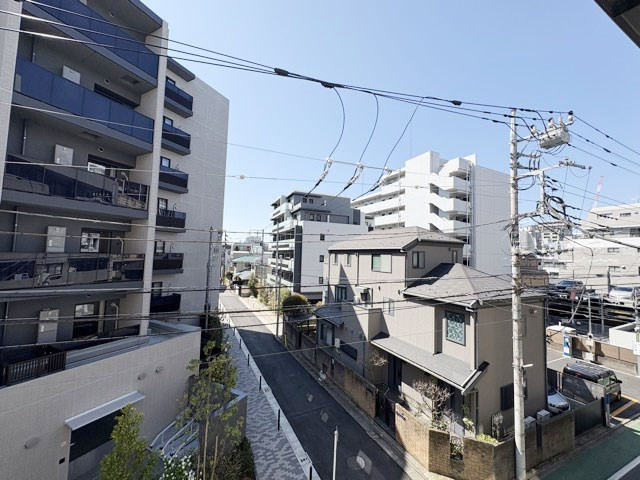 【展望】 | 三鷹紅林マンション | 眼前に広がる空の雄大さと、このお部屋の自慢の一つである「眺望」をご覧ください。毎日、この景色を独り占めできる新生活に夢が広がります。～即日のご見学可能～　お問合せはお気軽にどうぞ。