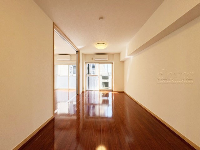 【ダイニング】 | 三鷹紅林マンション | くつろぎの空間であるLDKの様子。安心してくつろげるよう派手さは控えて、さりとて地味すぎもせず、あなたの生活を彩ってくれます。～即日のご見学可能～　お問合せはお気軽にどうぞ。