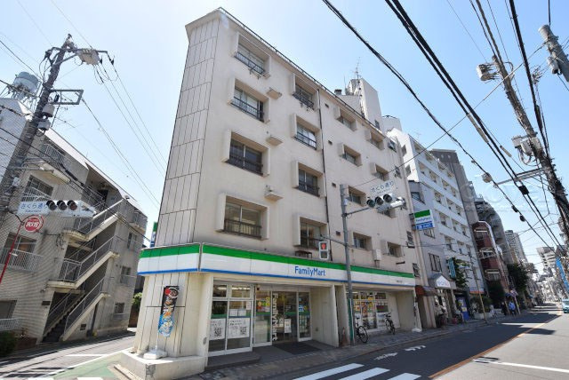 【外観】 | 三鷹紅林マンション | 私たち不動産業スタッフは、よく「いい面構えの建物です」「雰囲気ありますねえ」という言葉を使いますが、当マンションもまさにそのような姿で佇んでいます。～即日のご見学可能～　お問合せはお気軽にどうぞ。
