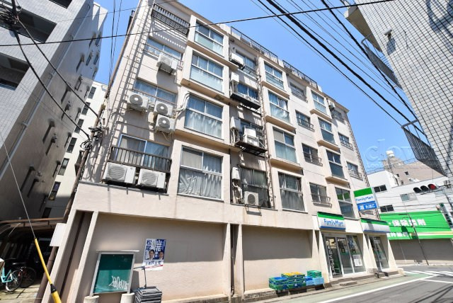 【現況写真】 | 三鷹紅林マンション | 青空によく映える建物です。手入れの行き届いた外壁やマンション正面エントランスなど、綺麗な姿をぜひ一度、現地にてご覧ください。～即日のご見学可能～　お問合せはお気軽にどうぞ。
