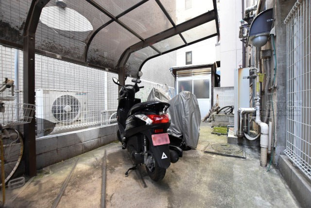 【駐車場】 | 三鷹紅林マンション | バイク置き場。空き区画の有無や駐輪料金、サイズおよび排気量規定などについては、改めてお問い合わせください。～即日のご見学可能～　お問合せはお気軽にどうぞ。
