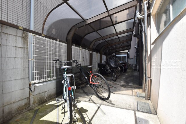 【駐輪場】 | 三鷹紅林マンション | 自転車置き場。マンションの共用部にあたります。空きの有無や駐輪料金、各戸の台数制限などについては、改めてお問い合わせください。～即日のご見学可能～　お問合せはお気軽にどうぞ。
