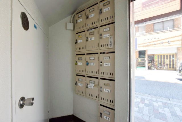 【設備】 | 三鷹紅林マンション | 郵便物を受け入れる住民共用のポスト。「集合ポスト」とも呼びます。ここもまた、マンションの「顔」のひとつです。～即日のご見学可能～　お問合せはお気軽にどうぞ。
