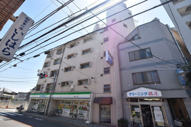 【外観】 | 三鷹紅林マンション | 手入れの行き届いた外壁やエントランスなど、「見ればわかる」レベルで清潔感を保ったマンションです。築年数を感じさせない姿で皆様をお出迎えします。～即日のご見学可能～　お問合せはお気軽にどうぞ。
