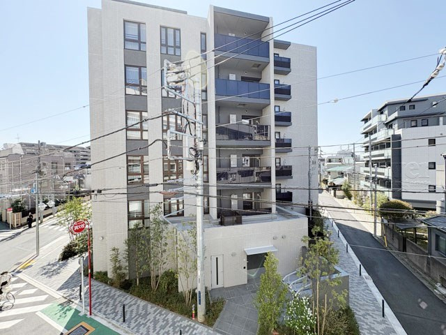 【展望】 | 三鷹紅林マンション | 眼前に広がる空の雄大さと、このお部屋の自慢の一つである「眺望」をご覧ください。毎日、この景色を独り占めできる新生活に夢が広がります。～即日のご見学可能～　お問合せはお気軽にどうぞ。