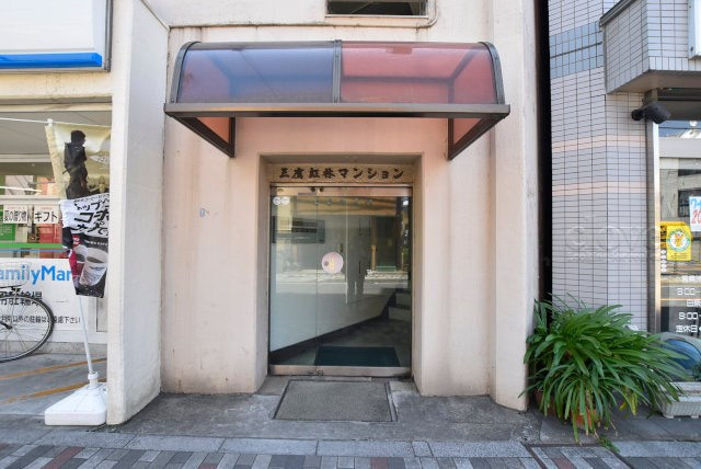 【エントランス】 | 三鷹紅林マンション | お客様を、そして住人を出迎えてくれるマンションのエントランス。ゴミが落ちていないことからも、管理状態の良さや住民の節度の高さが見て取れます。～即日のご見学可能～　お問合せはお気軽にどうぞ。

