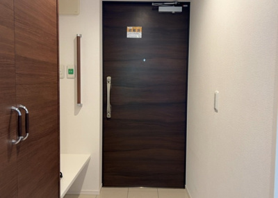【玄関】 | ダイヤモンドライフ森の里ヒルズ　 | 玄関は家の顔でもあり、家族以外の目にも止まる場所です。玄関は外との間を仕切る扉、靴などをしまっておく収納スペース、靴脱ぎのたたきスペース、来客とのやり取りをするドアホンなど複数のアイテムからなります。