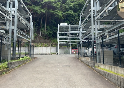 【駐車場】 | ダイヤモンドライフ森の里ヒルズ　 | 車一台あたりに必要なスペースは、標準サイズの普通自動車で横幅2m50cm、長さ5mは必要になります。ただし、乗降のことも考慮して横幅3m30cm、長さ5m50cmほどは確保できるところを選びましょう。
