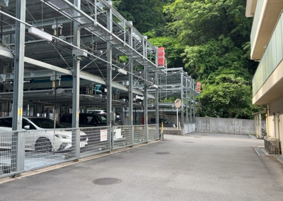 【駐車場】 | ダイヤモンドライフ森の里ヒルズ　 | 駐車場と明記されていても、最小スペースでつくられた駐車場だと大型車は駐車できなかったり、出入りしにくくなったりする可能性があります。お車のサイズと購入したい物件の駐車場のサイズを現地で確認しましょう。