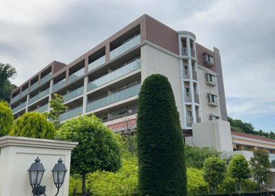 【構造・工法・仕様】 | ダイヤモンドライフ森の里ヒルズ　 | ＲＣ造、Reinforced Concreteは直訳すると補強されたコンクリートです。主に柱や梁・床・壁が鉄筋とコンクリートで構成おり、鉄筋を組んだ型枠にコンクリートを流し込んで固めたものを指します。
