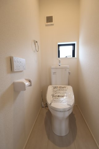 《仲介手数料無料》上尾市大字大谷本郷102-4新築一戸建てグラファーレのトイレ