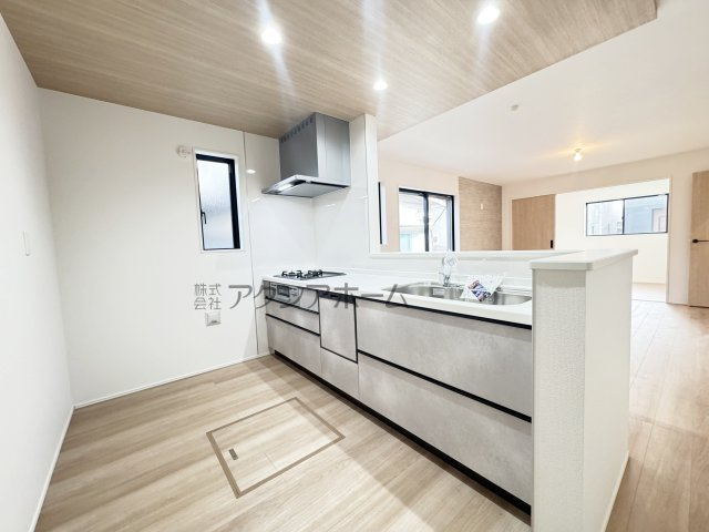 入間市下藤沢4丁目・全5棟　新築一戸建　2号棟のキッチン|オープンエアなカウンタータイプの対面キッチン