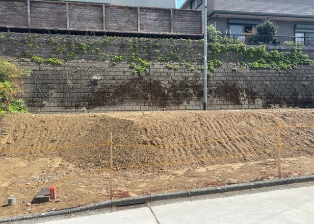【外観】 | 現地に行くなら、物件の周囲の地形がどうなっているかを見ることも大切です。周辺より低くなっている土地では、大雨などで水が集まりやすいため、地盤が弱くなっているということも考えられるため、注意が必要です。
