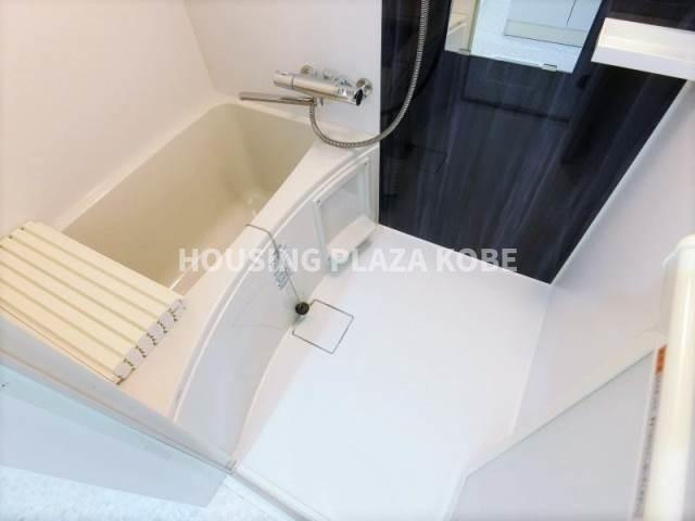 あんしん＋潮見台　須磨駅の賃貸情報の浴室|シャープな感じのお風呂。