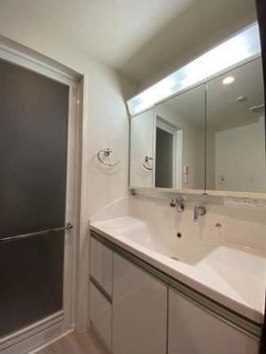 【洗面所】 | 新宿7丁目マンション | 忙しい朝には欠かせない洗面所です