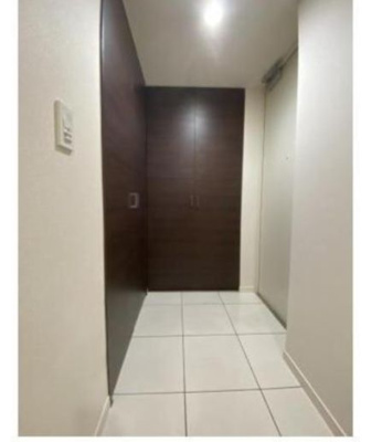 【玄関】 | 新宿7丁目マンション | 収納もある玄関です