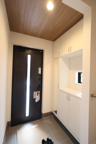 《仲介手数料無料》上尾市大字大谷本郷102-4新築一戸建てグラファーレの玄関