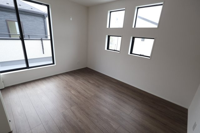 《仲介手数料無料》上尾市大字大谷本郷102-4新築一戸建てグラファーレの洋室|2階 7.5帖
