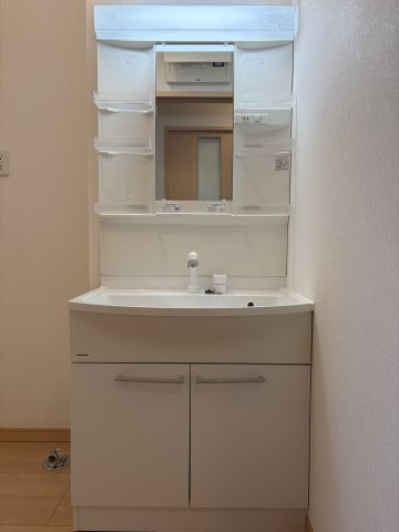若葉アイの洗面所|洗髪洗面化粧台