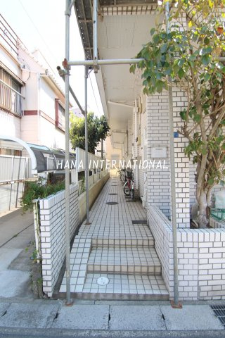 ローズアパートR6のエントランス