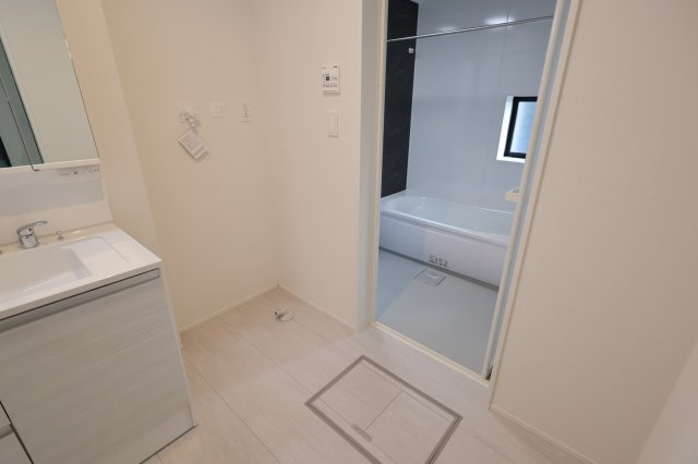 《仲介手数料無料》上尾市大字大谷本郷102-4新築一戸建てグラファーレのランドリースペース