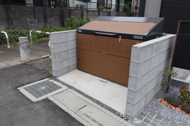 《仲介手数料無料》上尾市大字大谷本郷102-4新築一戸建てグラファーレのその他|ゴミ置場は1号棟のあたりにあります。