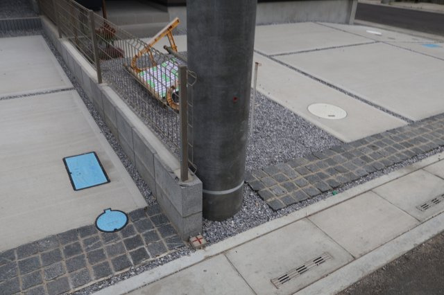 《仲介手数料無料》上尾市大字大谷本郷102-4新築一戸建てグラファーレのその他|敷地内に電柱が入っています。