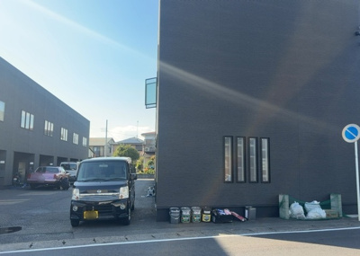 【外観】 | ガレージハウスＬｉｌｌ（ライル）相模原　Ｂ棟 | 土地の形が極端に長細かったり、狭小地、あるいは道路との高低差がある傾斜地だった場合、後々売ろうとしても買い手がつかない場合もあります。後々、売却することになった時に価値の下がらない土地を選びましょう。