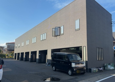 【外観】 | ガレージハウスＬｉｌｌ（ライル）相模原　Ｂ棟 | 土地の面積＝住宅面積ではありません。建ぺい率の問題などで、土地のある場所によって住宅を建てられる面積は限られています。高さもしかり、「土地」という言葉の中には、建築条件も含まれると考えておきましょう。