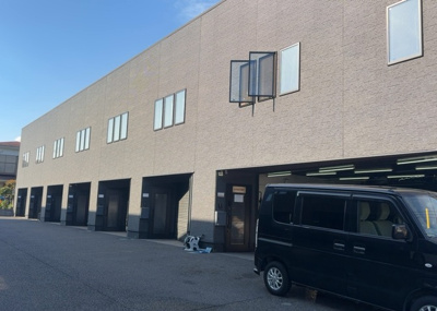 【外観】 | ガレージハウスＬｉｌｌ（ライル）相模原　Ｂ棟 | 家を建てる場合、方位は要チェックです。現実的に日当たりのよい家ならばリビングは南側、建築基準法でも北側に当たる家への配慮は求められています。土地を見学に行く際は、方位磁針を持って行くようにしましょう。