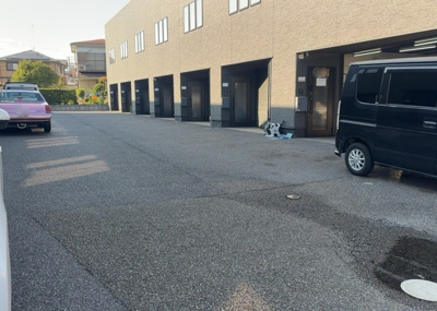 【外観】 | ガレージハウスＬｉｌｌ（ライル）相模原　Ｂ棟 | 土地の前の道路に消火栓が設置されていることがあります。この場合、道路交通法第45条第1項により、駐車禁止の場所が指定されています。そのため、車庫などの駐車スペースをつくることができない場合があります。