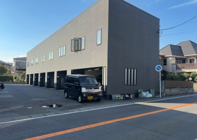 【外観】 | ガレージハウスＬｉｌｌ（ライル）相模原　Ｂ棟 | 現地に行くなら、物件の周囲の地形がどうなっているかを見ることも大切です。周辺より低くなっている土地では、大雨などで水が集まりやすいため、地盤が弱くなっているということも考えられるため、注意が必要です。