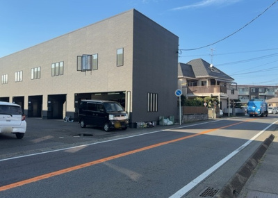 【外観】 | ガレージハウスＬｉｌｌ（ライル）相模原　Ｂ棟 | 物件の詳細については、現地を見てわかること以外に、役所や法務局などで調べないとわからないことがあります。そのため、現地に行く場合は、もしこの物件を買ったらどのような生活ができるかをイメージしましょう。