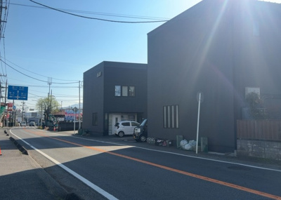 【外観】 | ガレージハウスＬｉｌｌ（ライル）相模原　Ｂ棟 | 人が暮らすうえで日光は大切な要素となります。日当たりの良さは譲れないポイントですね。併せて近くに大きな建築物の建築予定がないか、あるいはそれが可能な土地が近くにないか事前に確認することもお勧めします。