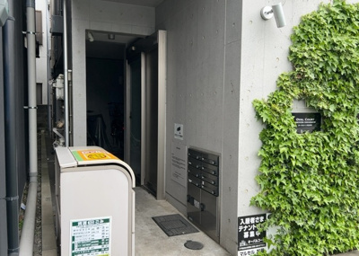 【外観】 | オーバルコート町田中町 | 家を建てる場合、方位は要チェックです。現実的に日当たりのよい家ならばリビングは南側、建築基準法でも北側に当たる家への配慮は求められています。土地を見学に行く際は、方位磁針を持って行くようにしましょう。