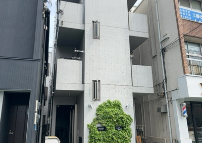 【外観】 | オーバルコート町田中町 | 現地に行くなら、物件の周囲の地形がどうなっているかを見ることも大切です。周辺より低くなっている土地では、大雨などで水が集まりやすいため、地盤が弱くなっているということも考えられるため、注意が必要です。