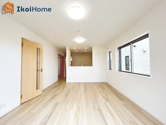 神戸市西区玉津町二ツ屋　中古戸建の居間・リビング|【ホームページに現地動画掲載中】●年中無休：当日予約可●約14帖のLDKは明るい団欒スペースです