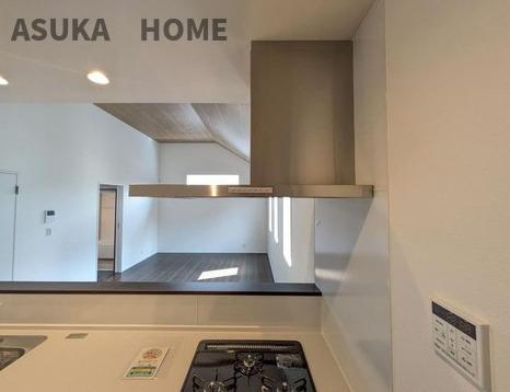 泉区下和泉2丁目新築戸建てのキッチン|レンジフードと３口コンロでお料理のレパートリーが増えそうですね。