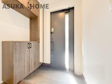 泉区下和泉2丁目新築戸建ての玄関|落ち着いた雰囲気の玄関です。洗練されたテイストの空間です。