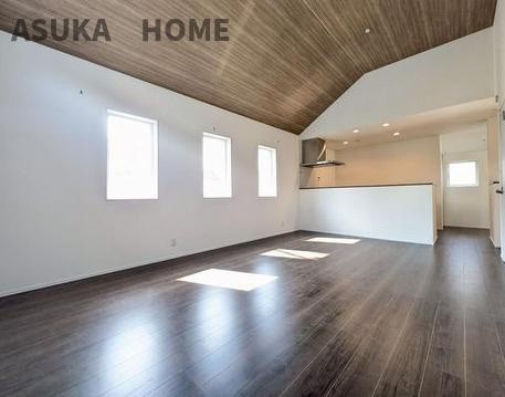 泉区下和泉2丁目新築戸建ての居間・リビング|溢れる光をたっぷり取り込んだ集いの場、憩いの場としての快適性を求めたやすらぎの空間です。