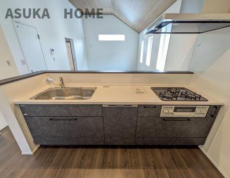 泉区下和泉2丁目新築戸建てのキッチン|会話をしながらお料理できるオープンキッチンです。料理を囲む時間が癒しの時間ですね。