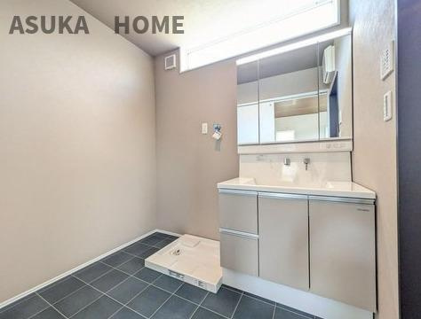 泉区下和泉2丁目新築戸建てのその他|歯磨きをしたりメイクや髪をセットしたり、使いやすさが考えられた3面鏡です♪