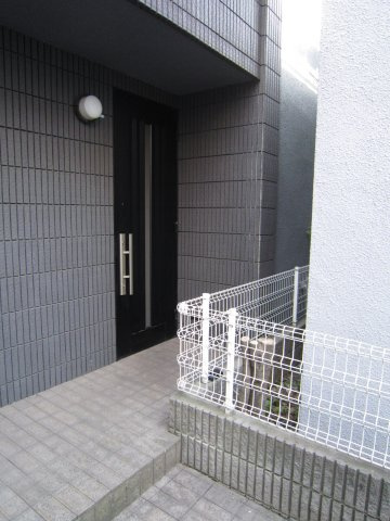 高輪戸建のエントランス|清潔なエントランスです