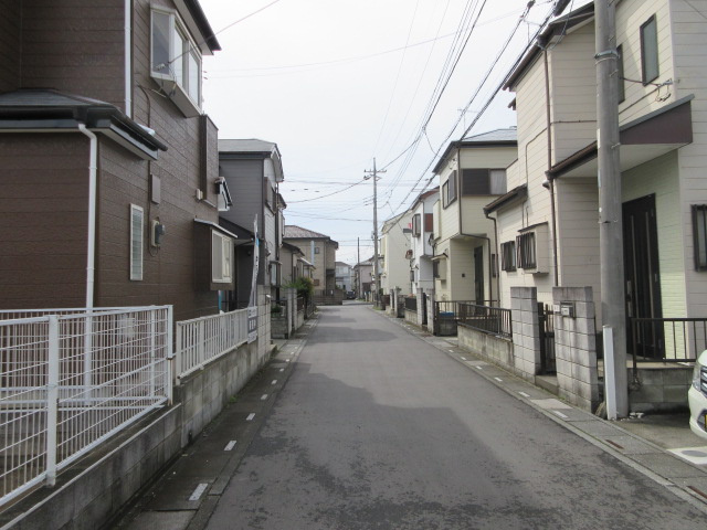 中古戸建　熊谷市柿沼977-30（リフォーム住宅）の前面道路含む現地写真