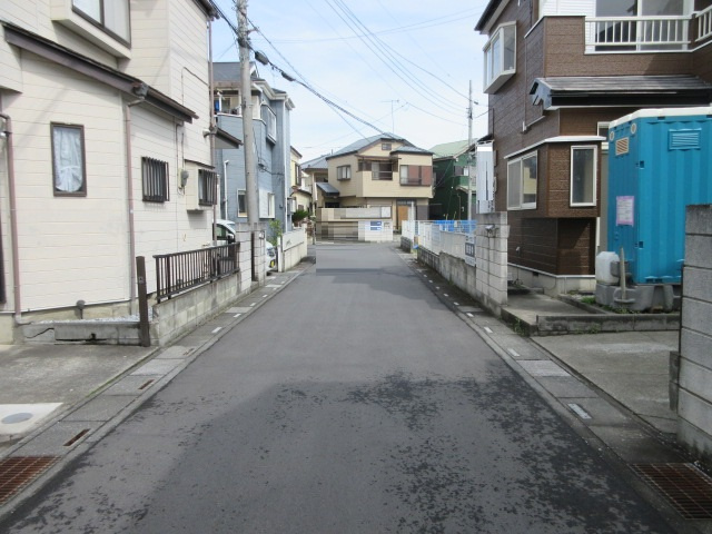 中古戸建　熊谷市柿沼977-30（リフォーム住宅）の前面道路含む現地写真