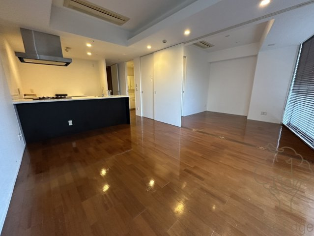 CHASKA CHAYAMACHI RESIDENCEの居間・リビング