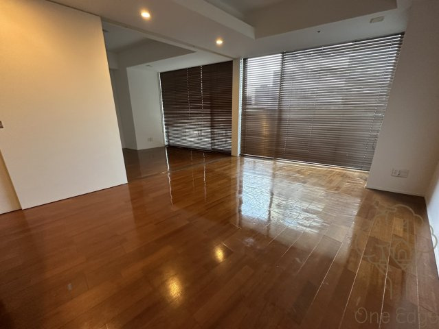 CHASKA CHAYAMACHI RESIDENCEの居間・リビング