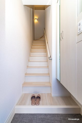 ピースヒルズの玄関|写真は同じ大和ハウスの近い間取りの物です。参考にご覧下さい。