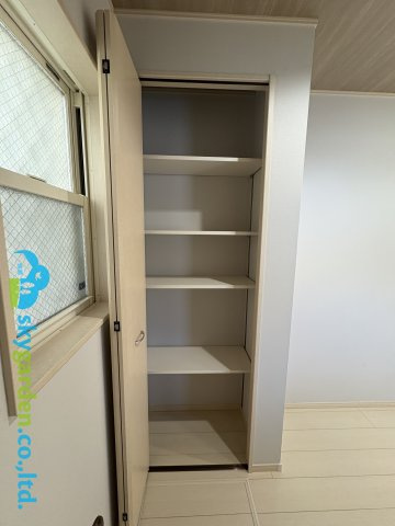 茅ヶ崎市松尾３期　中古戸建　全１棟の収納|キッチン後ろのパントリー
